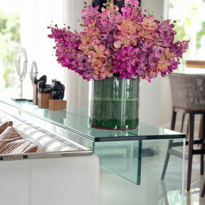 Gemischte Mokara-Orchideen im großen Rota-Zylinder