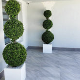 Dreifaches Kugel-Topiary mit mittlerem Block-Fiberglas-Topf