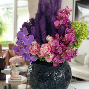 Schwarze Mosaikvase mit Liatris und Orchideen