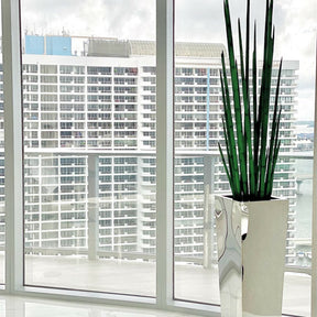 Edelstahl-Würfelvase mit Schlangen-Gras