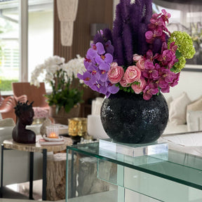 Schwarze Mosaikvase mit Liatris und Orchideen