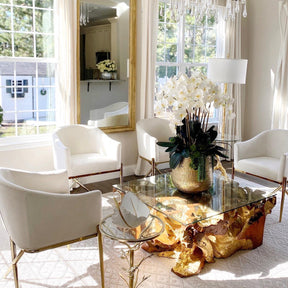 Delaney Vase in Gold mit mehreren Phalaenopsis-Orchideenstielen und Sukkulenten