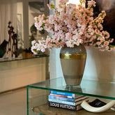 „Goddess“-Vase mit rosa Kirschblüten