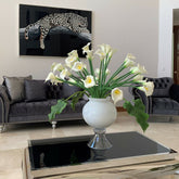 Elegante Vase mit mehreren weißen Calla-Lilien