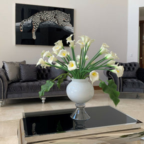 Elegante Vase mit mehreren weißen Calla-Lilien