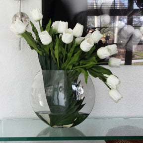 Moon Vase mit weißen Tulpen