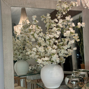 Konos Vase mit Kirschblüten