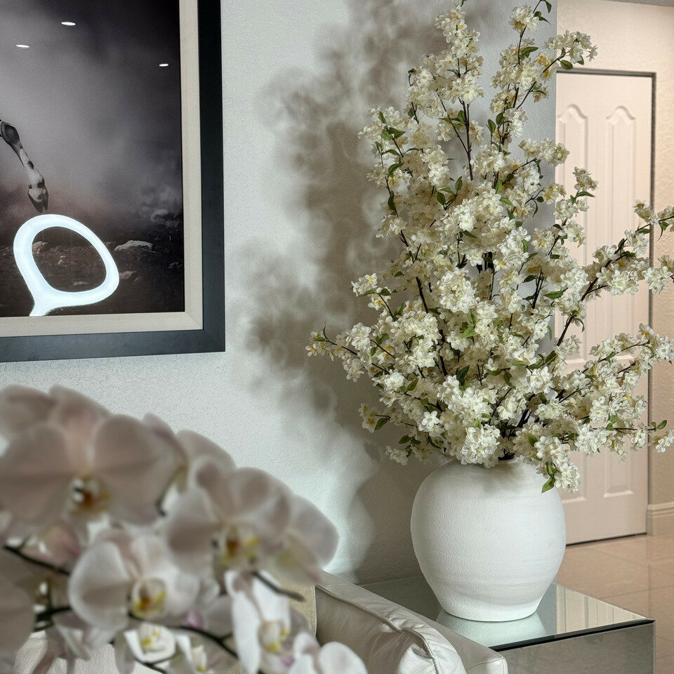 Konos Vase mit Kirschblüten