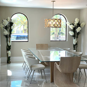 Weiße Vanda-Orchideen mit Treibholz im großen konischen Glaszylinder