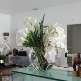 Moon Vase mit gemischtem Blumenstrauß