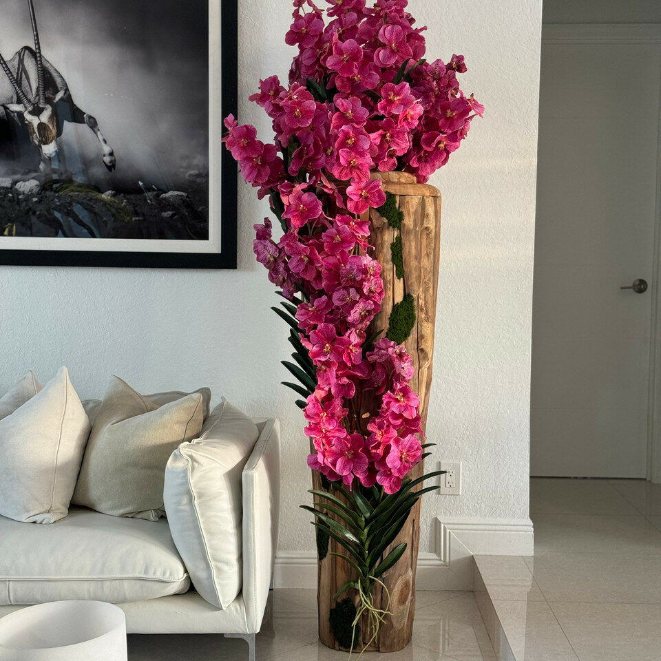 Große Teakholzvase mit naturbelassenen Kanten und pinkfarbenen Vanda-Orchideen